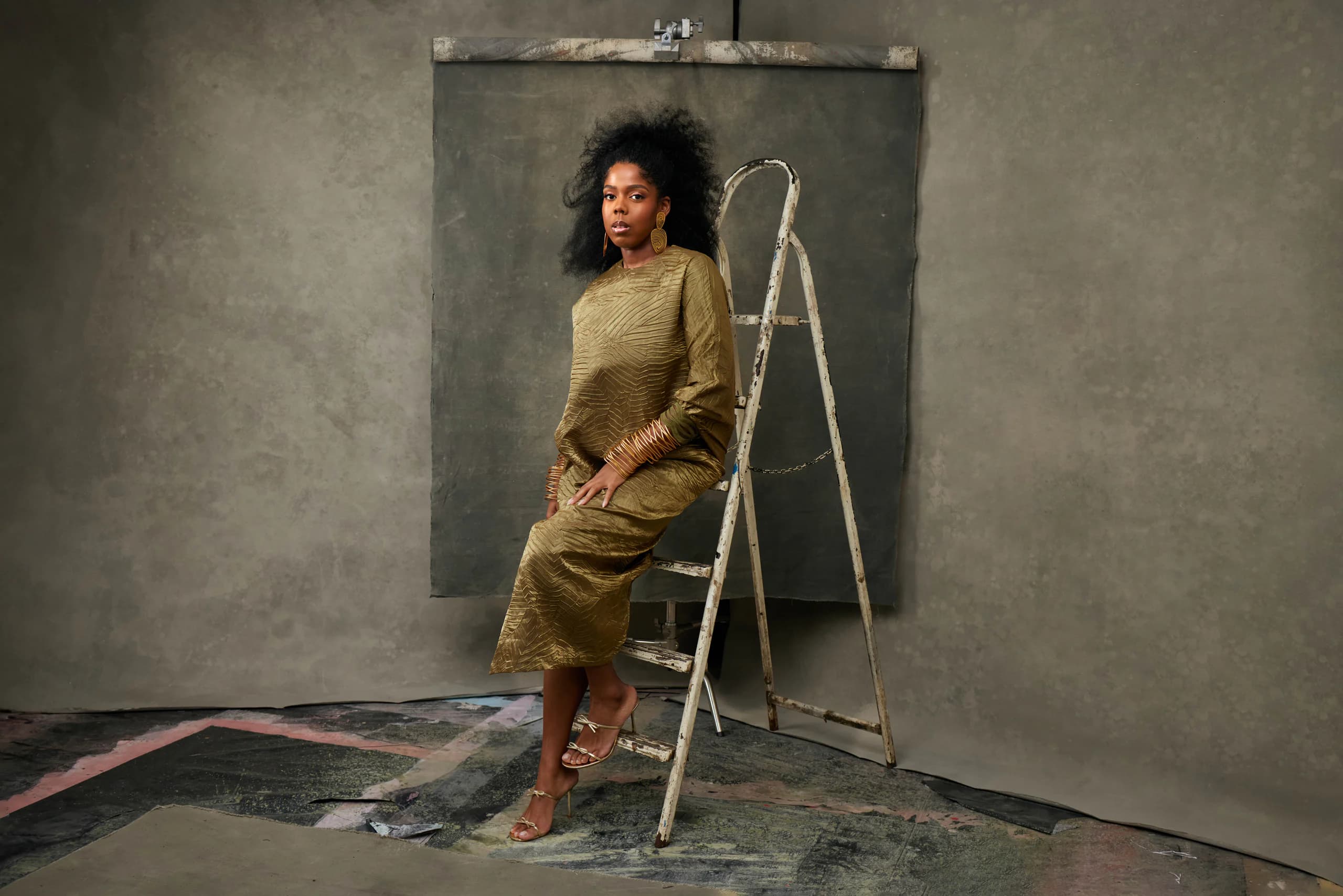 Elegant celebration in Accra with an original hand-painted canvas backdrop